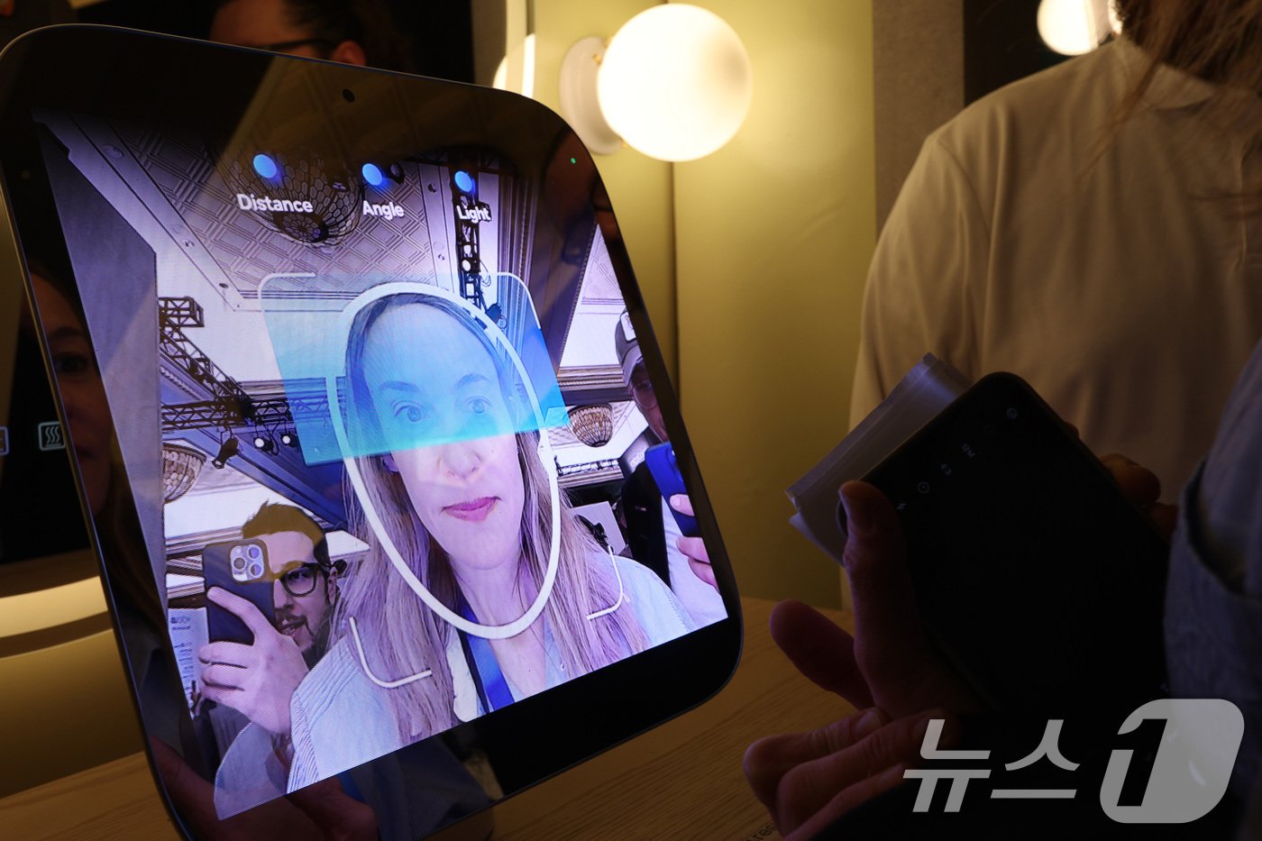 본문 이미지 - 5일&#40;현지시간&#41; 오후 미국 네바다주 라스베이거스 시저스 팰리스 호텔에서 열린 &#39;삼성 퍼스트 룩 2025&#39;에서 한 관람객이 아모레퍼시픽과 협업한 &#39;AI 피부 분석 및 케어 솔루션&#39;을 체험하고 있다. 2025.1.6/뉴스1 ⓒ News1 신웅수 기자