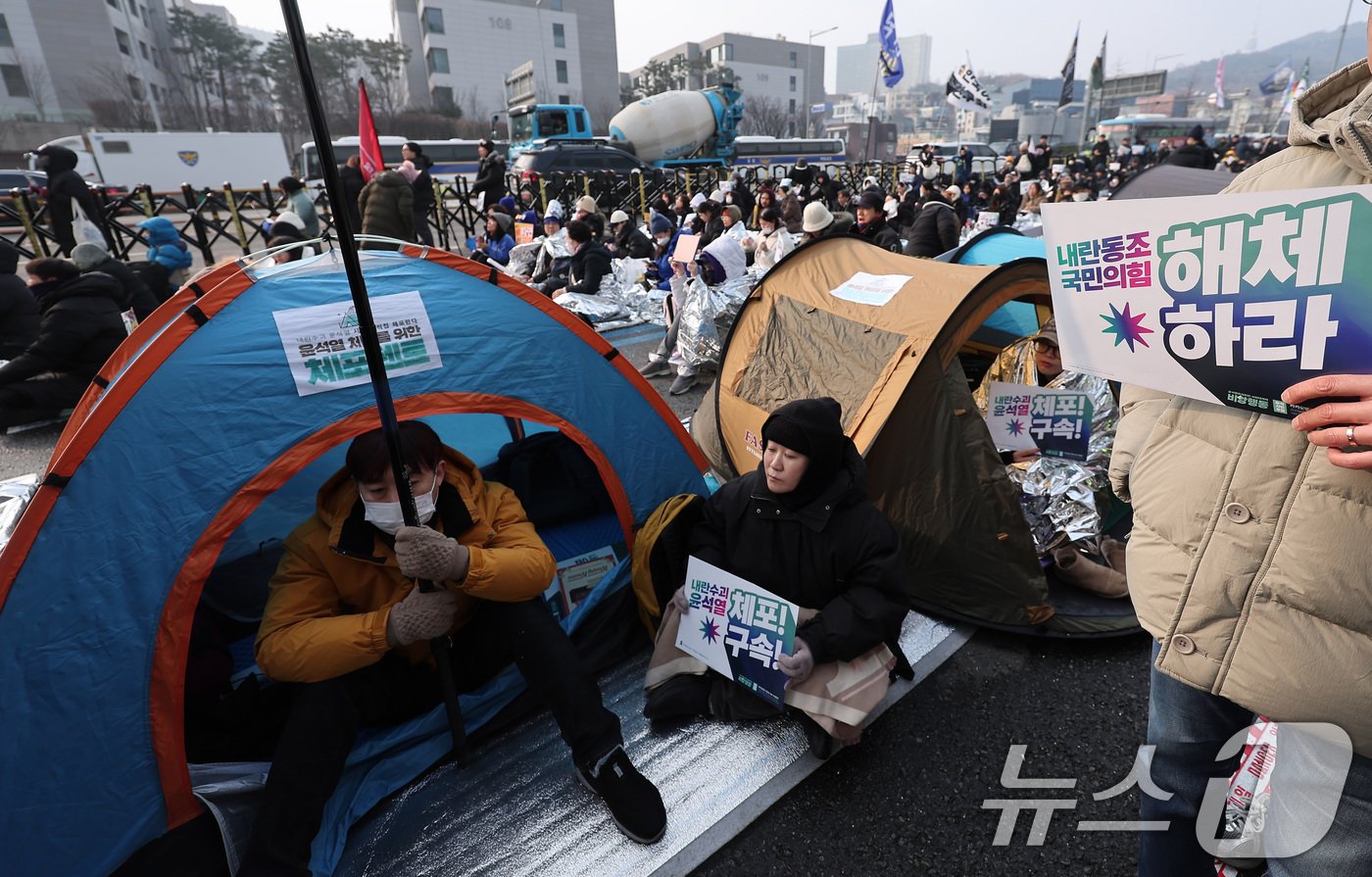 윤석열 대통령의 체포영장 유효기간 마지막 날인 6일 서울 용산구 한남동 대통령 관저 인근에서 열린 &#39;윤석열 체포 구속 긴급행동&#39;에서 민주노총, 진보당 등 진보단체를 비롯한 시민들이 텐트에서 윤석열 대통령 체포 및 구속을 촉구하고 있다. 2025.1.6/뉴스1 ⓒ News1 김성진 기자