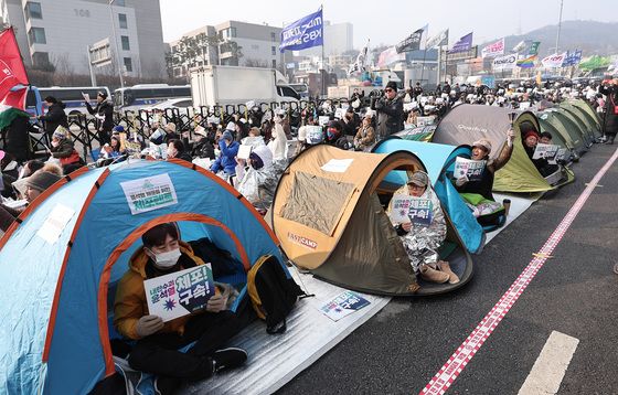 [뉴스1 PICK]강추위에 텐트까지 등장 '尹 체포·구속 철야투쟁'