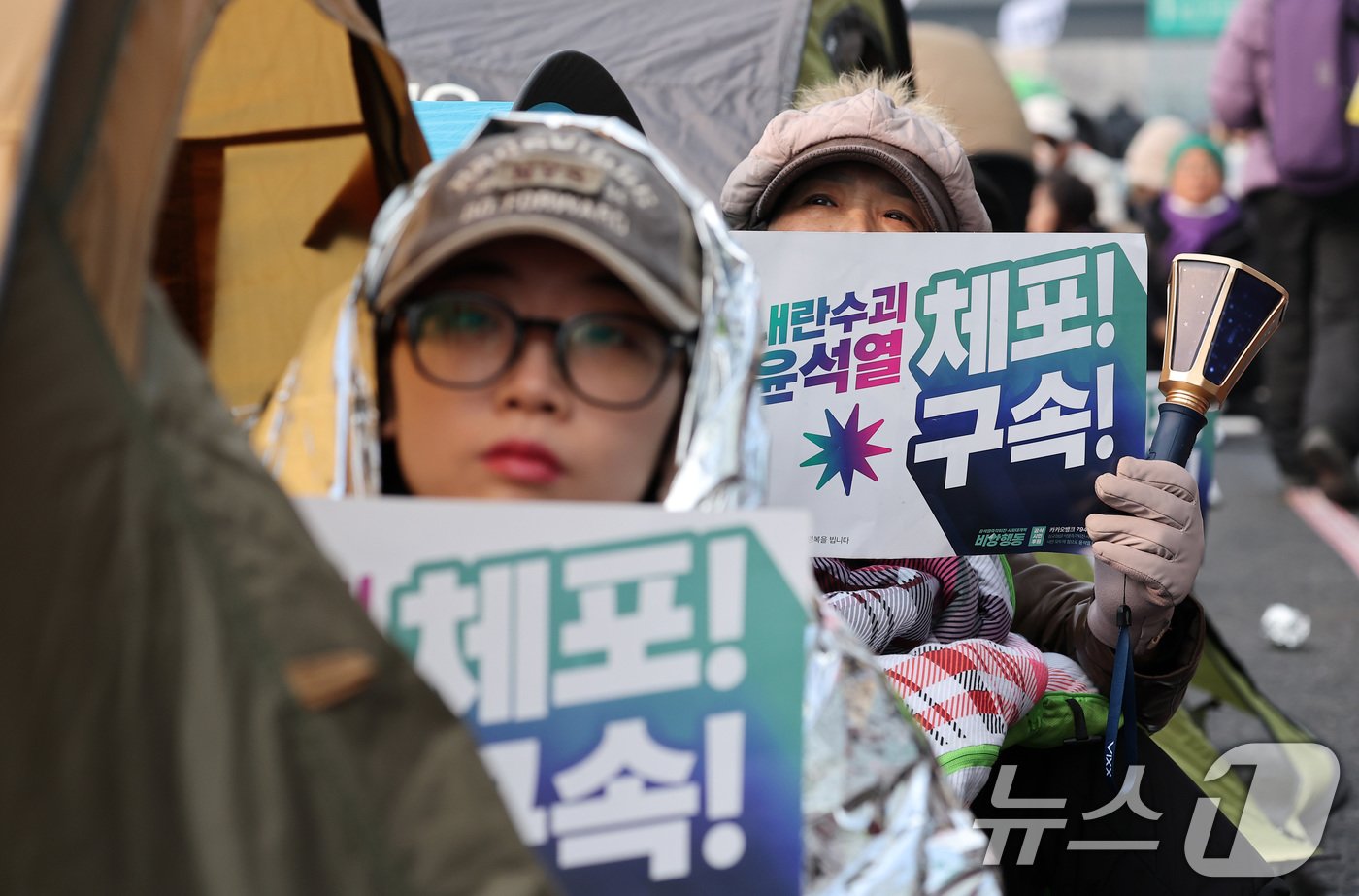 윤석열 대통령의 체포영장 유효기간 마지막 날인 6일 서울 용산구 한남동 대통령 관저 인근에서 열린 &#39;윤석열 체포 구속 긴급행동&#39;에서 민주노총, 진보당 등 진보단체를 비롯한 시민들이 텐트에서 윤석열 대통령 체포 및 구속을 촉구하고 있다. 2025.1.6/뉴스1 ⓒ News1 김성진 기자