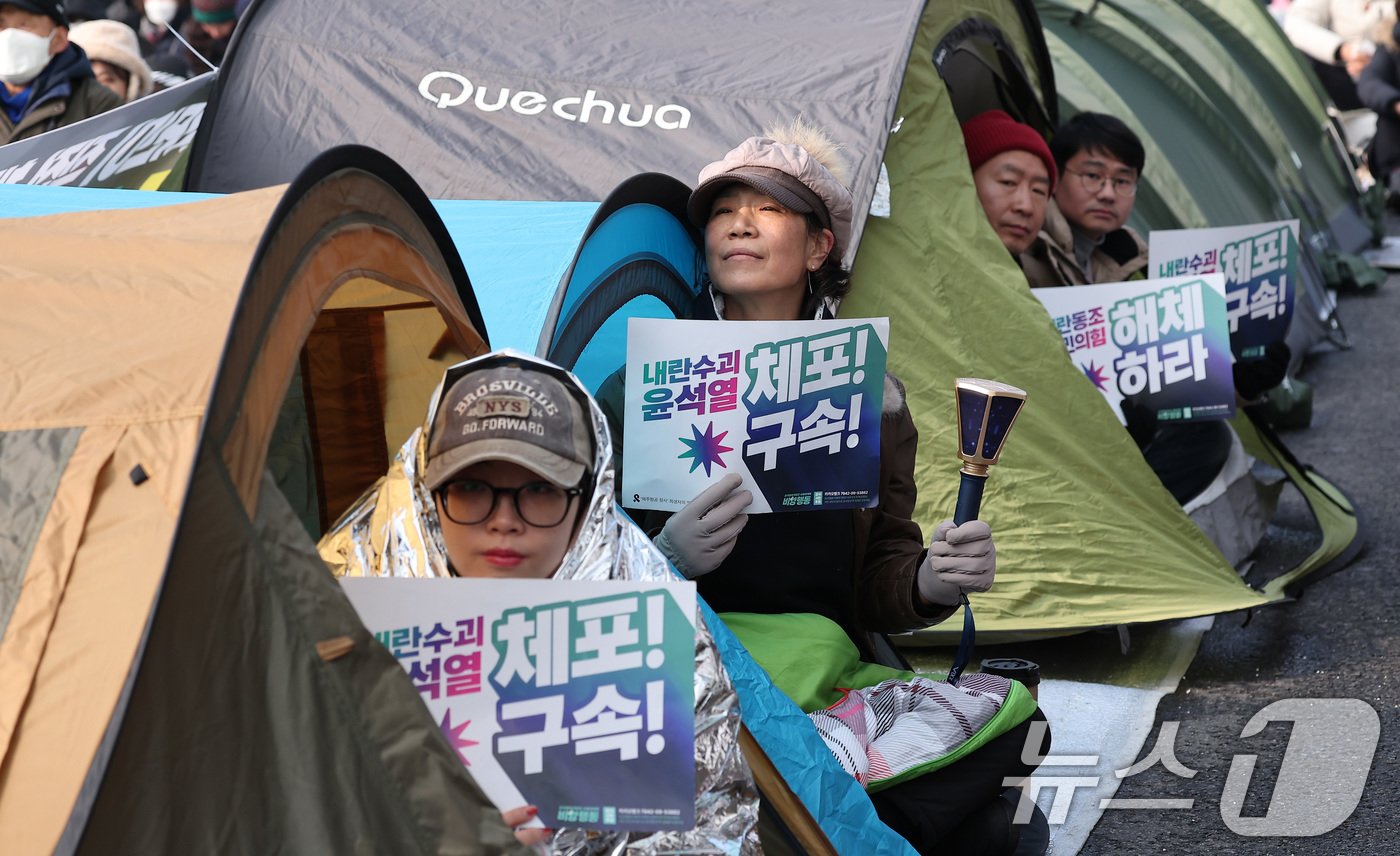 윤석열 대통령의 체포영장 유효기간 마지막 날인 6일 서울 용산구 한남동 대통령 관저 인근에서 열린 &#39;윤석열 체포 구속 긴급행동&#39;에서 민주노총, 진보당 등 진보단체를 비롯한 시민들이 텐트에서 윤석열 대통령 체포 및 구속을 촉구하고 있다. 2025.1.6/뉴스1 ⓒ News1 김성진 기자