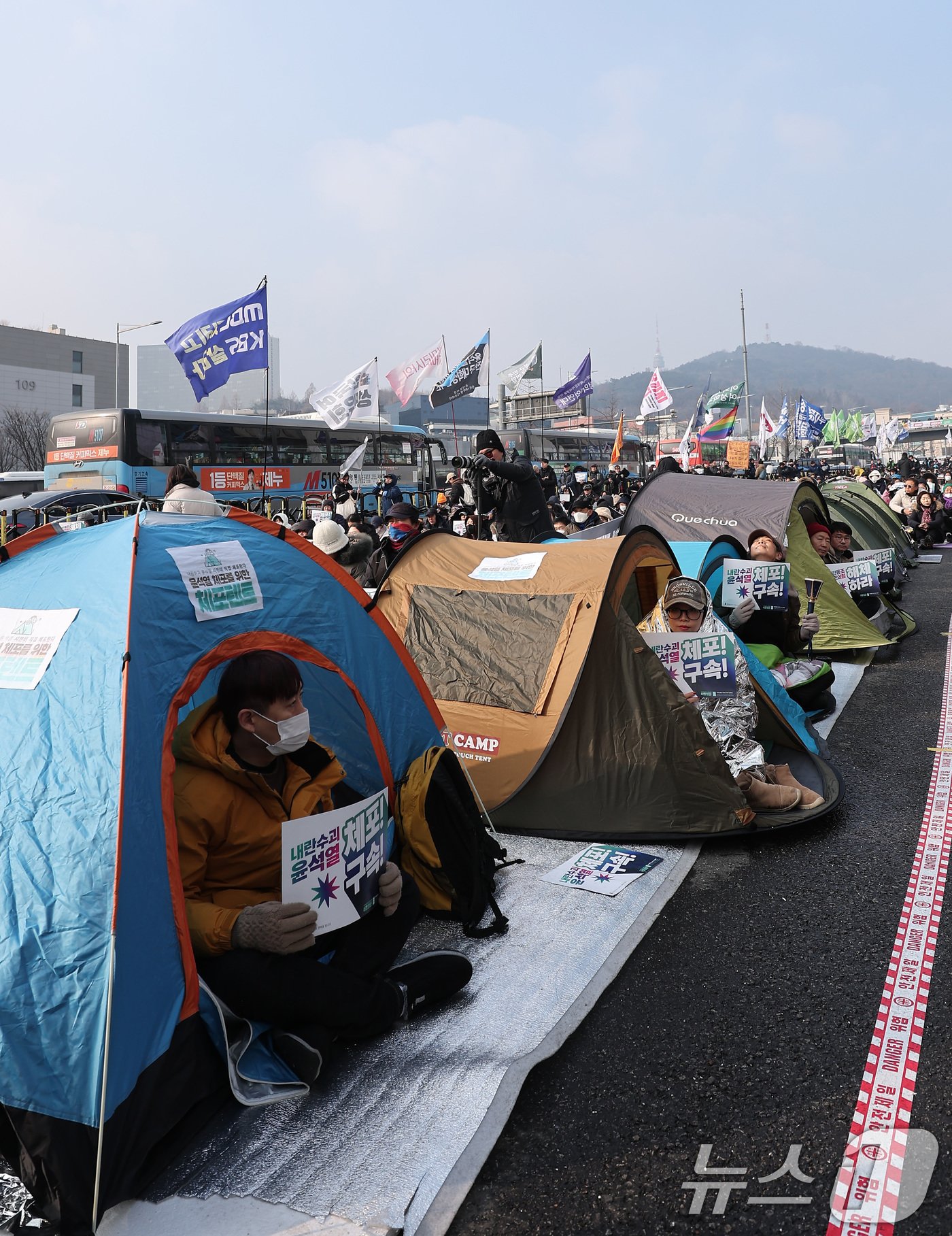 윤석열 대통령의 체포영장 유효기간 마지막 날인 6일 서울 용산구 한남동 대통령 관저 인근에서 열린 &#39;윤석열 체포 구속 긴급행동&#39;에서 민주노총, 진보당 등 진보단체를 비롯한 시민들이 텐트에서 윤석열 대통령 체포 및 구속을 촉구하고 있다. 2025.1.6/뉴스1 ⓒ News1 김성진 기자