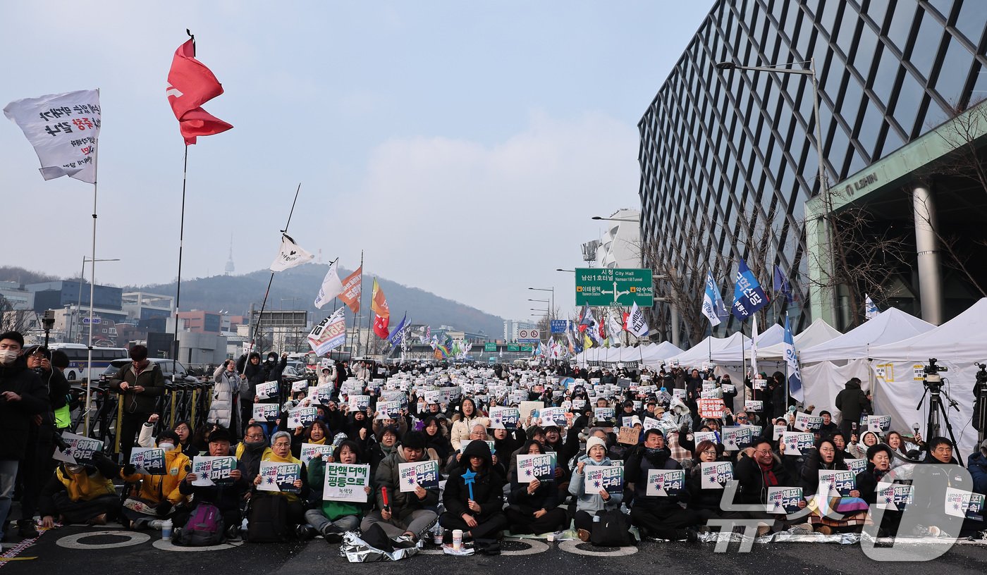 본문 이미지 - 윤석열 대통령의 체포영장 유효기간 마지막 날인 6일 서울 용산구 한남동 대통령 관저 인근에서 열린 '윤석열 체포 구속 긴급행동'에서 민주노총, 진보당 등 진보단체를 비롯한 시민들이 윤석열 대통령 체포 및 구속을 촉구하며 구호를 외치고 있다. 2025.1.6/뉴스1 ⓒ News1 김성진 기자