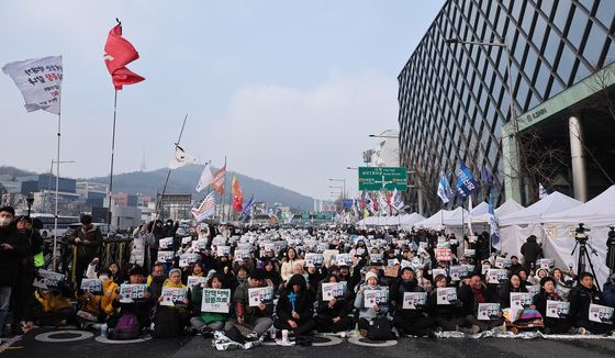 밤샘 집회 마무리 "체포될 때까지 싸울 것"…"경호처가 애국자"(종합)