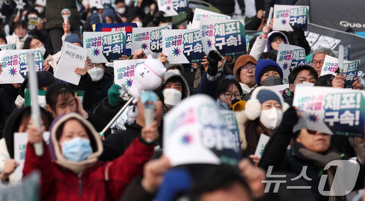(서울=뉴스1) 김성진 기자 = 윤석열 대통령의 체포영장 유효기간 마지막 날인 6일 서울 용산구 한남동 대통령 관저 인근에서 열린 '윤석열 체포 구속 긴급행동'에서 민주노총, 진보 …