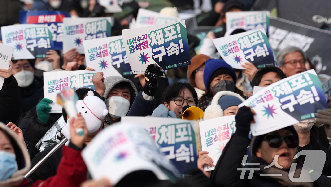 (서울=뉴스1) 김성진 기자 = 윤석열 대통령의 체포영장 유효기간 마지막 날인 6일 서울 용산구 한남동 대통령 관저 인근에서 열린 '윤석열 체포 구속 긴급행동'에서 민주노총, 진보 …