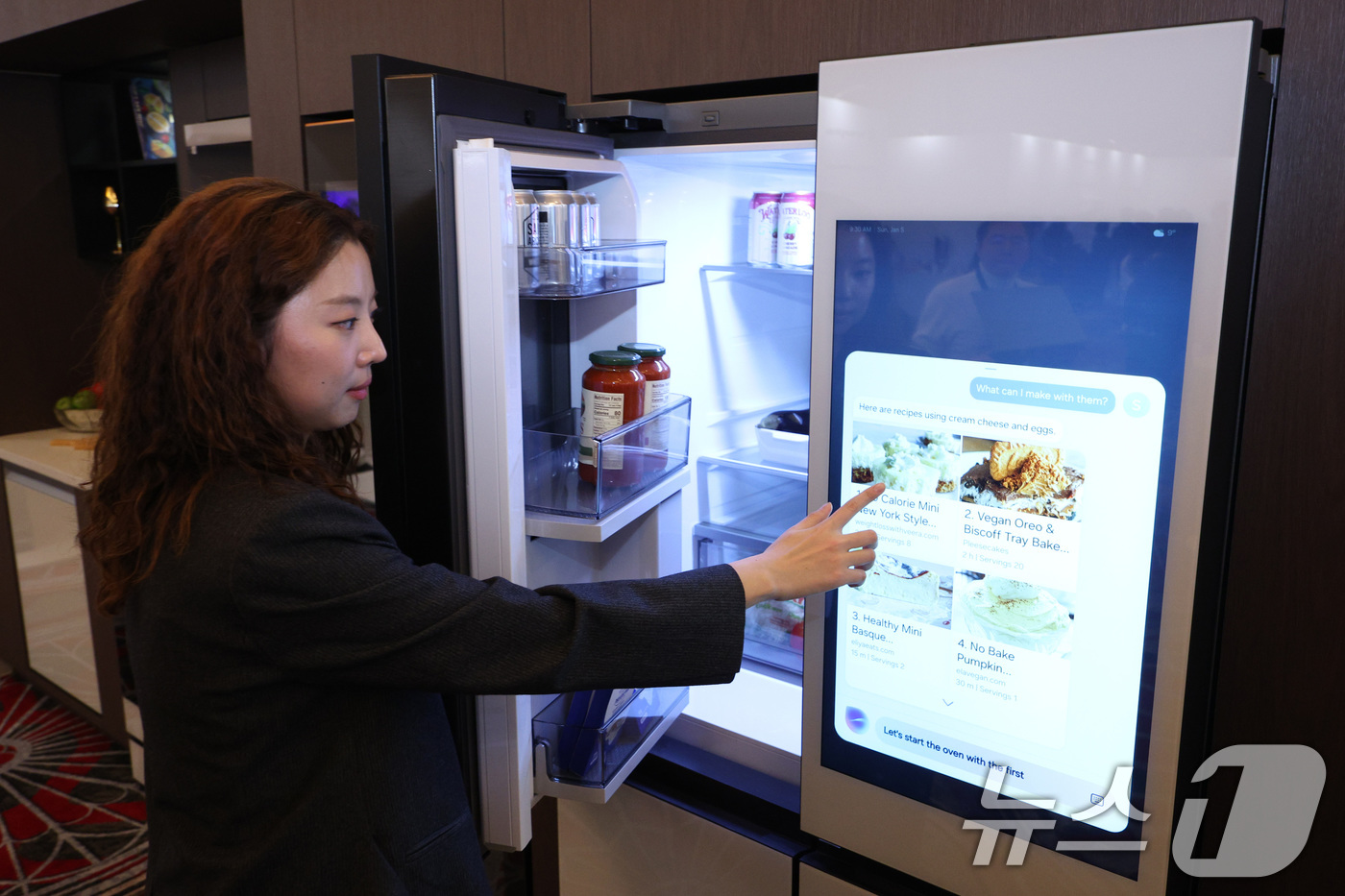 (라스베이거스(미국)=뉴스1) 신웅수 기자 = 5일(현지시간) 오후 미국 네바다주 라스베이거스 시저스 팰리스 호텔에서 열린 '삼성 퍼스트 룩 2025'에서 관계자가 인공지능(AI) …