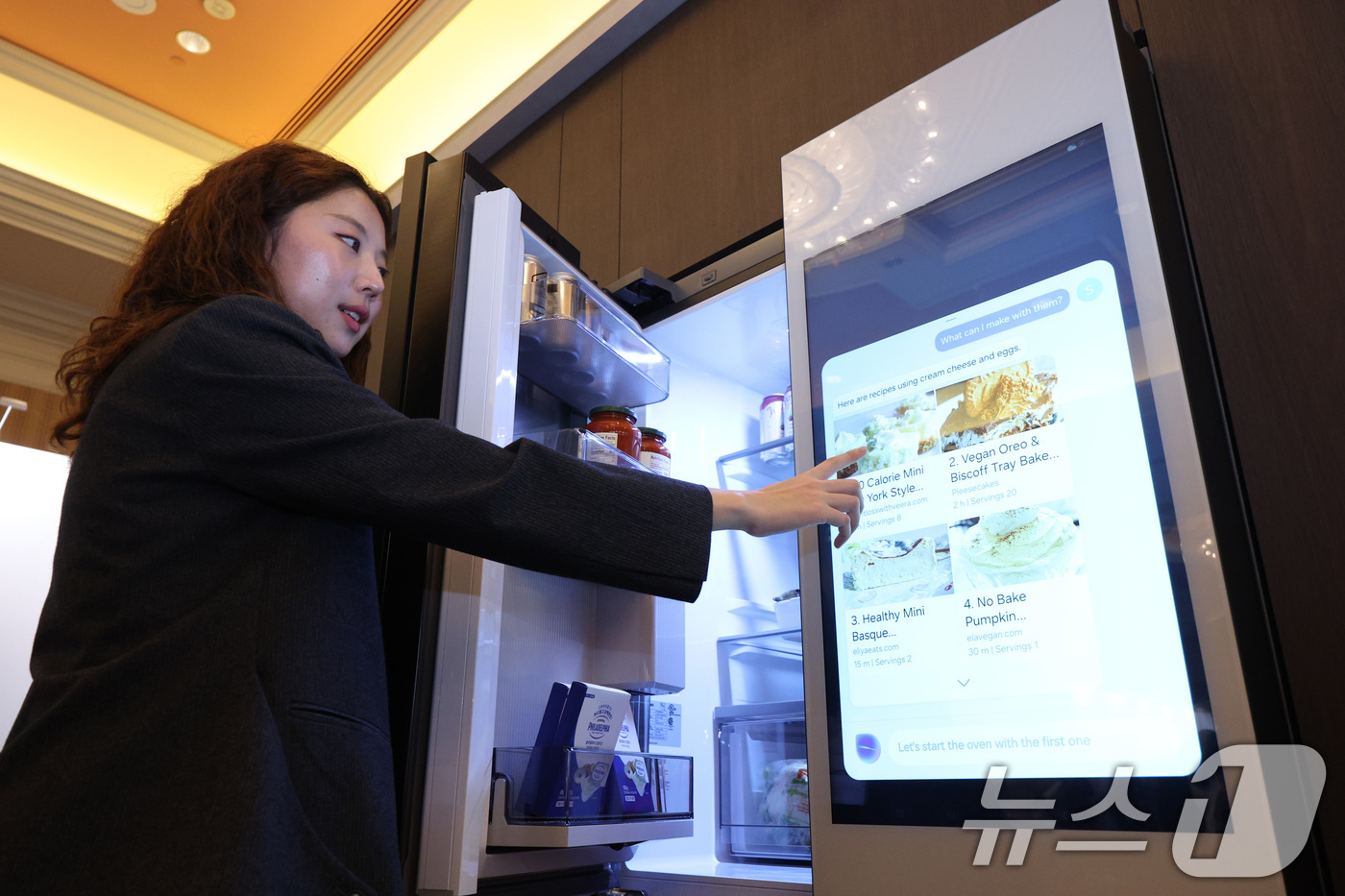 (라스베이거스(미국)=뉴스1) 신웅수 기자 = 5일(현지시간) 오후 미국 네바다주 라스베이거스 시저스 팰리스 호텔에서 열린 '삼성 퍼스트 룩 2025'에서 관계자가 인공지능(AI) …