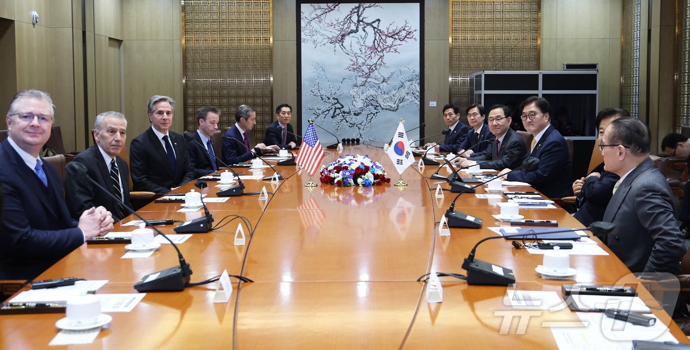 본문 이미지 - 우원식 국회의장&#40;오른쪽 세번째&#41;이 6일 서울 여의도 국회에서 토니 블링컨 미국 국무부 장관&#40;왼쪽 세번째&#41;을 접견하고 있다. 2025.1.6/뉴스1 ⓒ News1 국회사진취재단