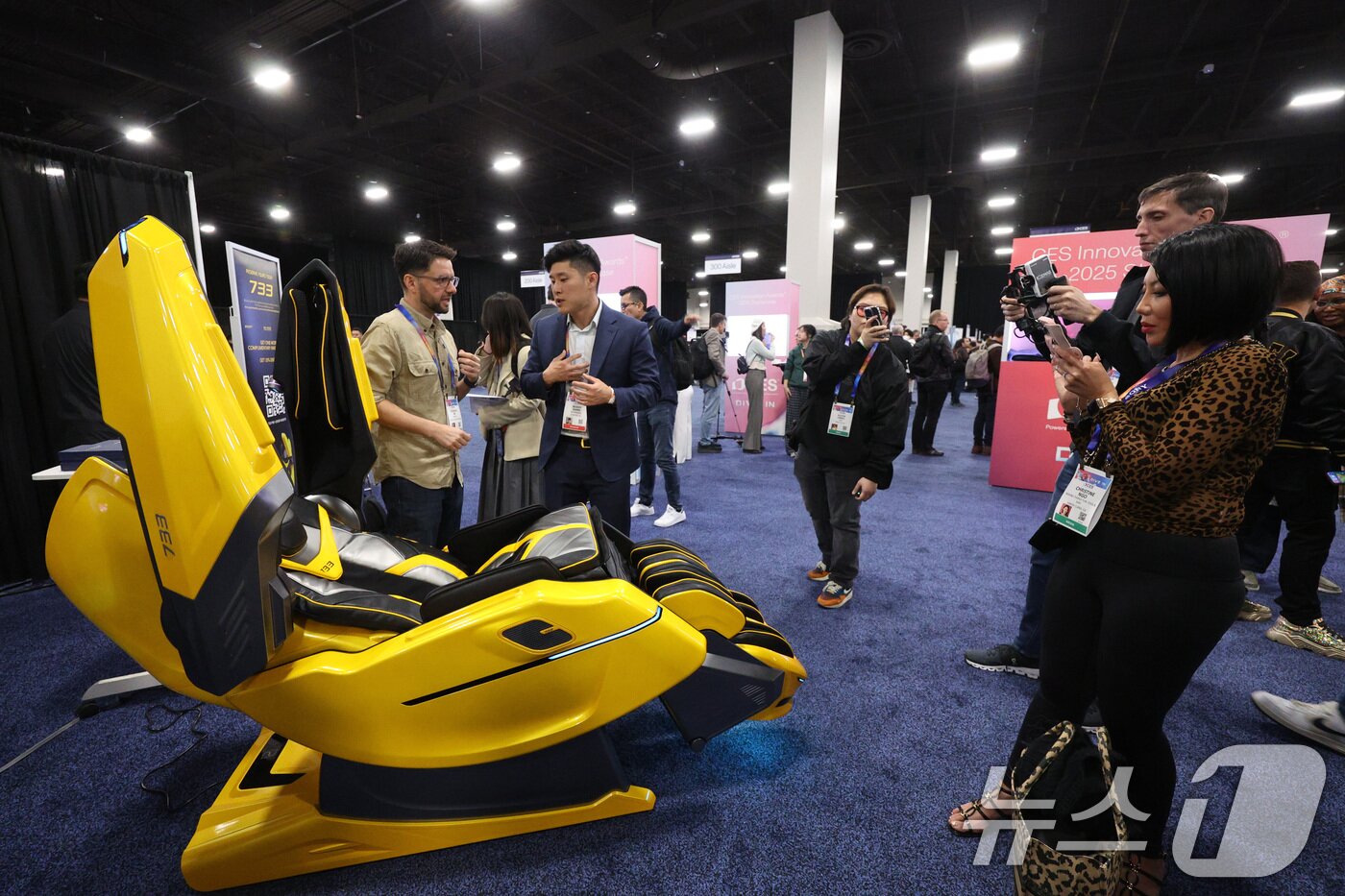 본문 이미지 - 미국 네바다주 라스베이거스 만달레이베이 호텔에서 열린 CES 언베일드에서 취재진이 CES 혁신상을 수상한 바디프랜드의 인공지능(AI) 헬스케어로봇 '733'을 살펴보고 있다. /뉴스1 ⓒ News1 신웅수 기자