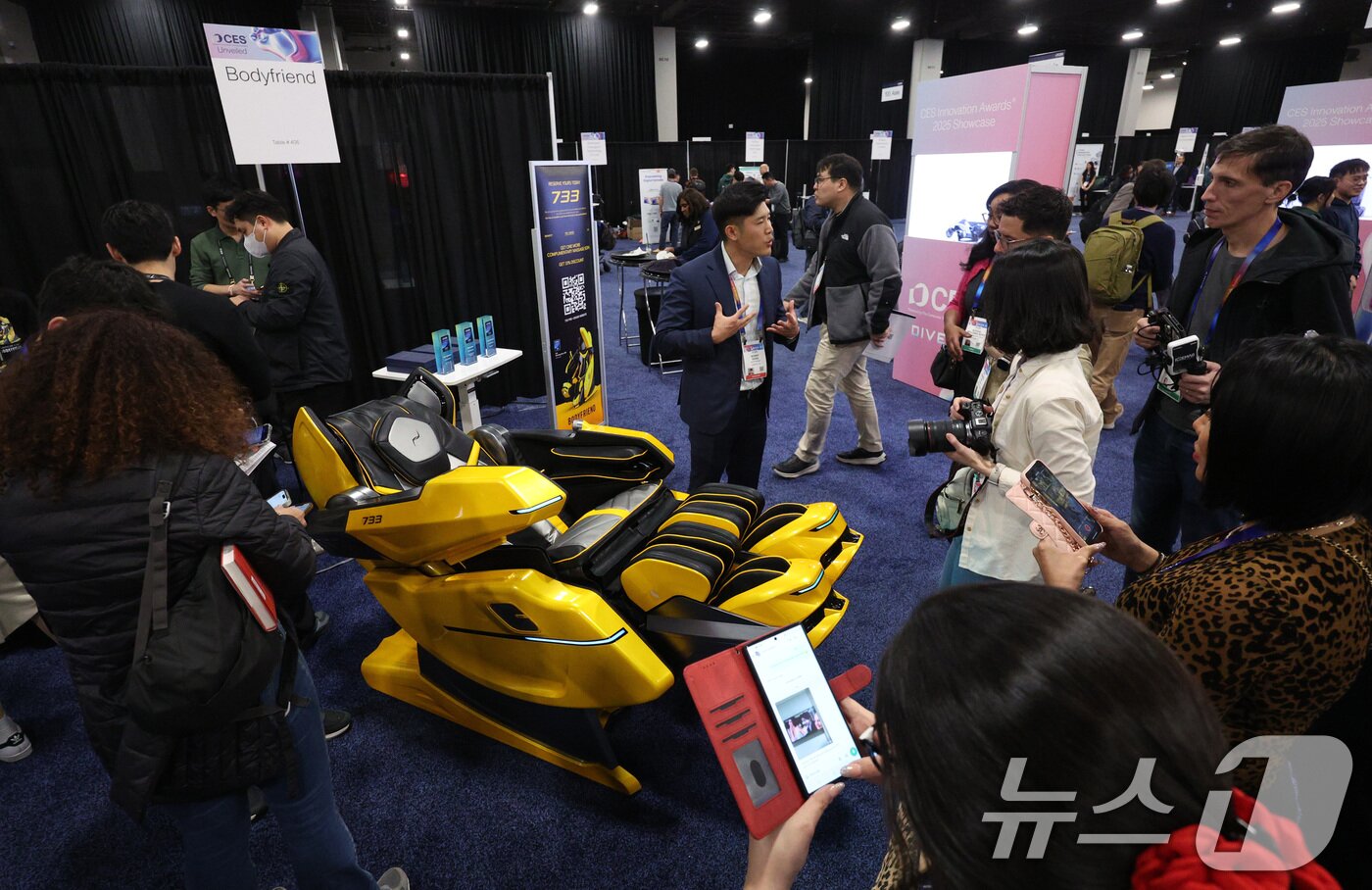 본문 이미지 - 지난 1월 5일(현지시간) 오후 미국 네바다주 라스베이거스 만달레이베이 호텔에서 열린 CES 언베일드에서 취재진이 CES 혁신상을 수상한 바디프랜드의 인공지능(AI) 헬스케어로봇 '733'을 살펴보고 있다. 2025.1.6/뉴스1 ⓒ News1 신웅수 기자