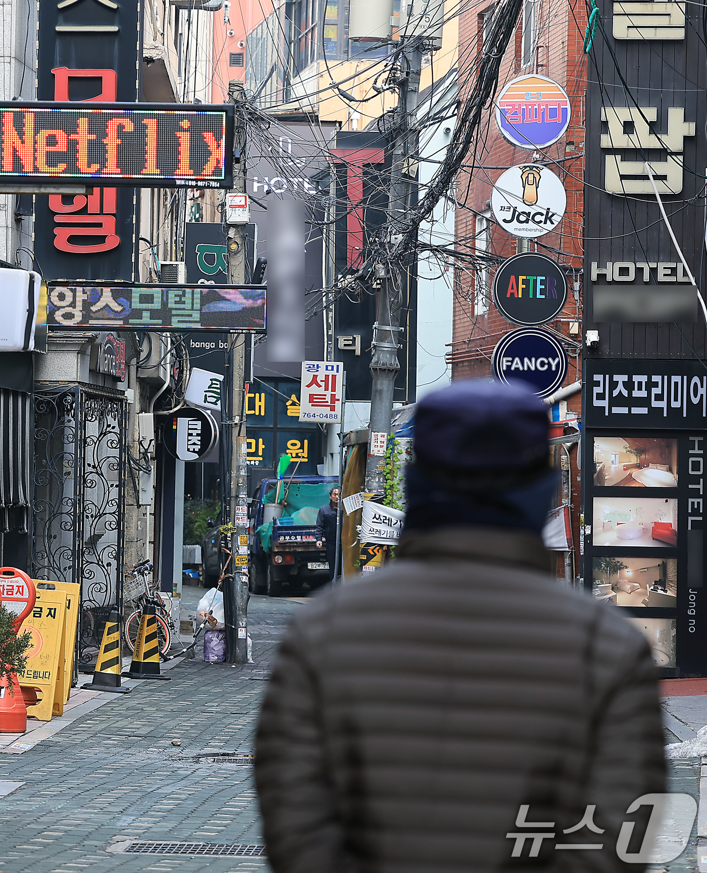 (서울=뉴스1) 박정호 기자 = 비상계엄과 탄핵, 항공기 참사 등 사건·사고가 겹치면서 연말연시 내수가 얼어붙은 것으로 발표된 6일 서울 종로구의 한 모텔 골목이 한산한 모습을 보 …