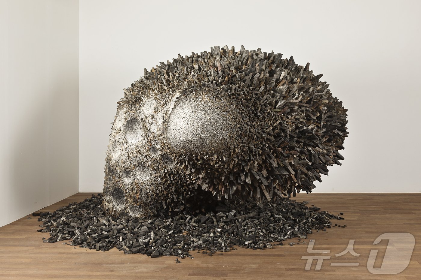 본문 이미지 - 전광영, Aggregation19-MA023, 2019, Mixed media with Korean mulberry paper 300cm x 300cm x 230(h)cm. 가나아트센터 제공.