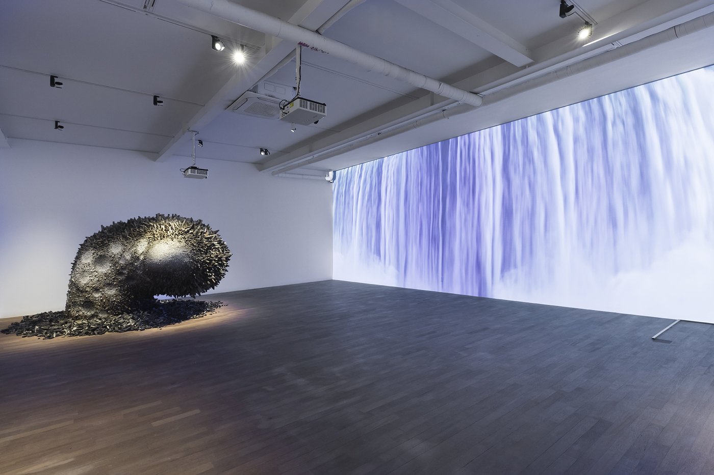 본문 이미지 - 'Aggregation19-MA023'이 영상 작업 'Eternity of Existence'과 함께 놓여 있다. 가나아트센터 제공.