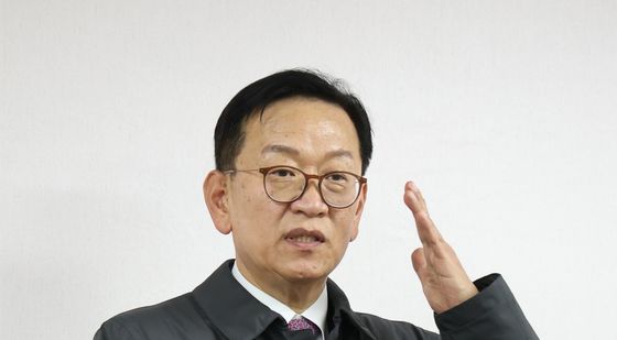 '체포영장' 관련 브리핑 하는 석동현 변호사