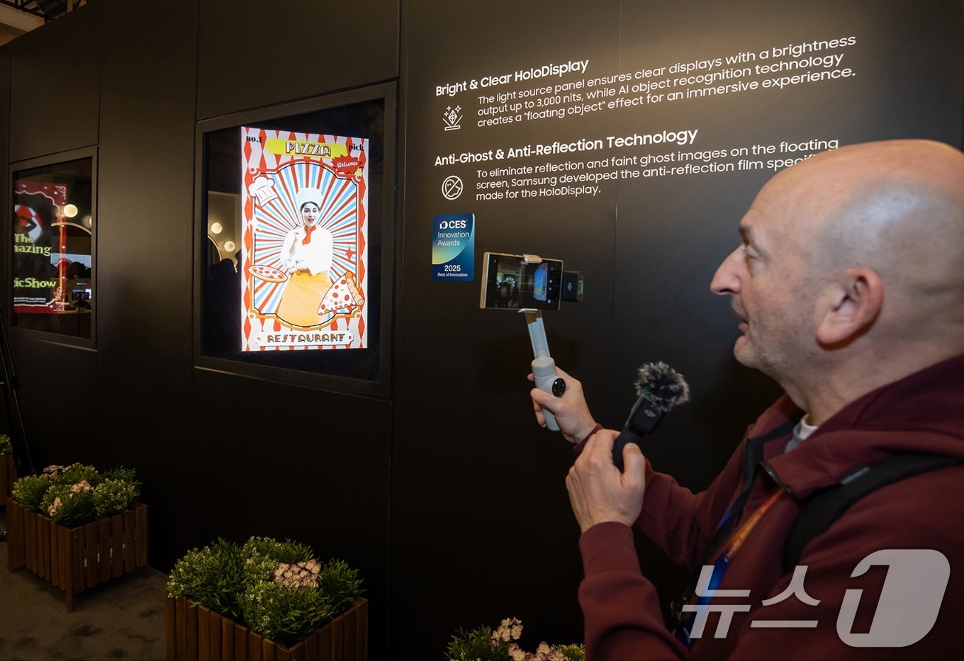 (서울=뉴스1) = 5일(현지시간) 오후 미국 네바다주 라스베이거스 시저스 팰리스 호텔에서 열린 '삼성 퍼스트 룩 2025'에서 관람객이 홀로 디스플레이를 체험하고 있다. (삼성전 …