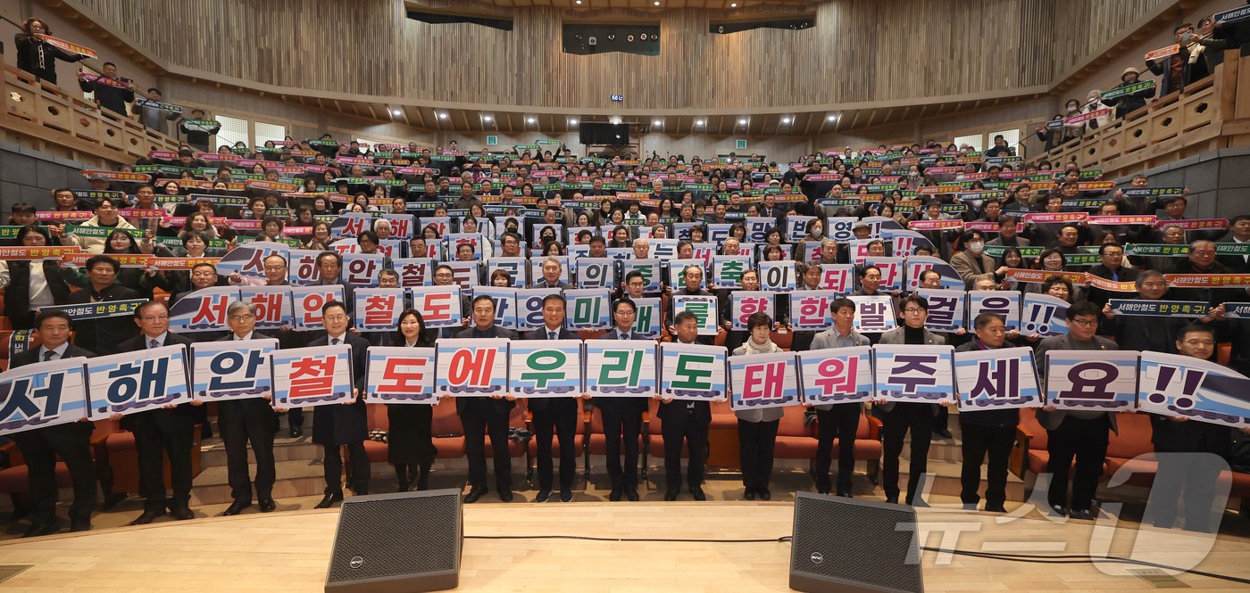 본문 이미지 - 고창군 서해안철도&#40;군산~고창~목포&#41; 국가철도망 반영 촉구 결의대회.2025.1.6/뉴스1ⓒ News1 박제철 기자