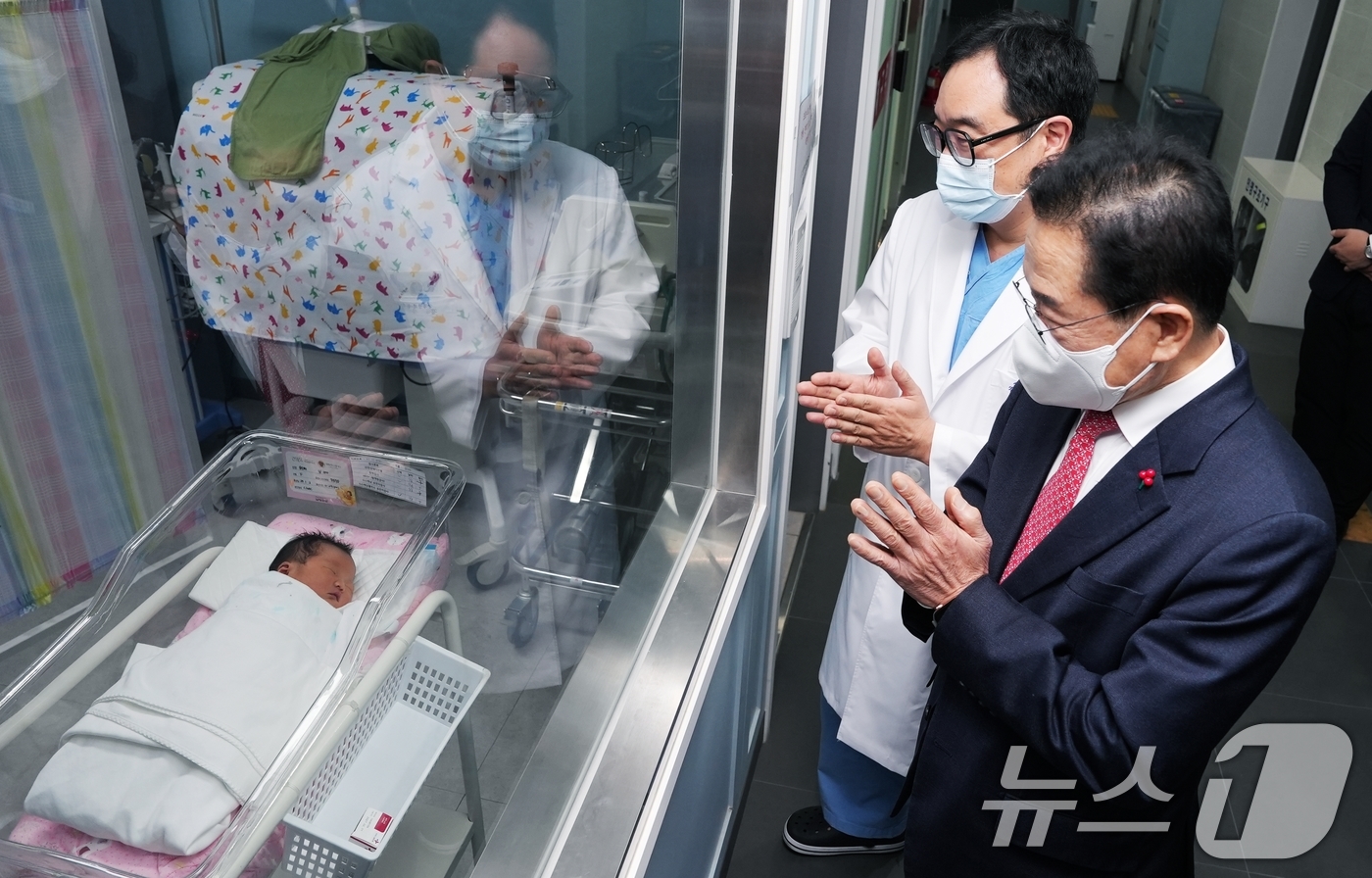 (구미=뉴스1) 정우용 기자 = 최기문 경북 영천시장이 6일 영천제이병원 분만산부인과에서 을사년 새해둥이에게 축하인사를 하고 있다. (영천시 제공)2025.1.6/뉴스1