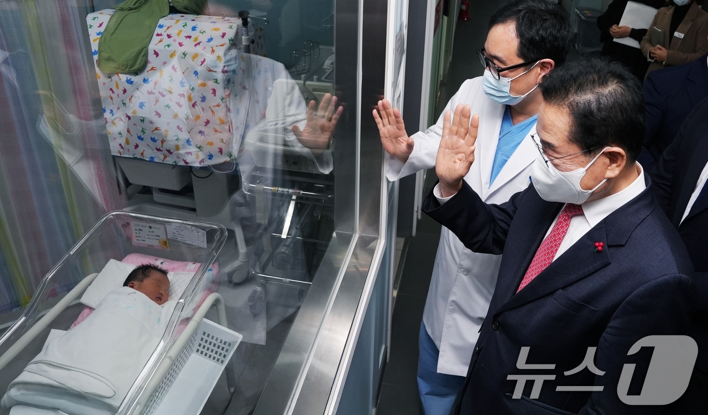 (구미=뉴스1) 정우용 기자 = 최기문 경북 영천시장이 6일 영천제이병원 분만산부인과에서 을사년 새해둥이에게 축하인사를 하고 있다. (영천시 제공)2025.1.6/뉴스1