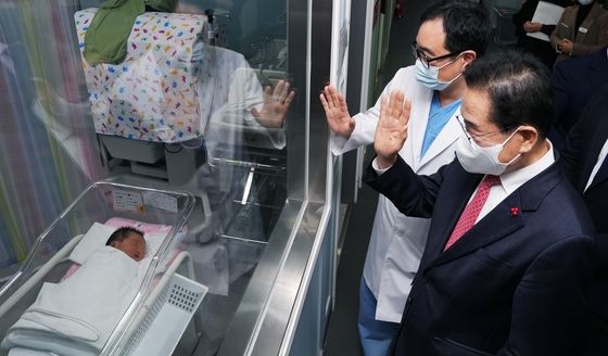 최기문 영천시장, 을사년 새해둥이 축하…"출산·육아부담 덜겠다"