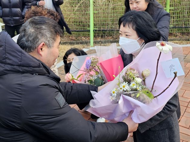 父 살해 혐의 '24년 옥살이' 무기수 김신혜…재심서 '무죄'(종합)