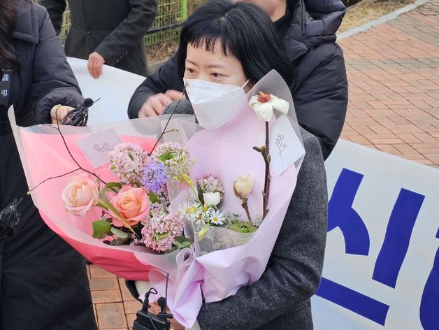 재심 무죄 받은 김신혜 출소…"아버지 끝까지 못 지켜드려 죄송"