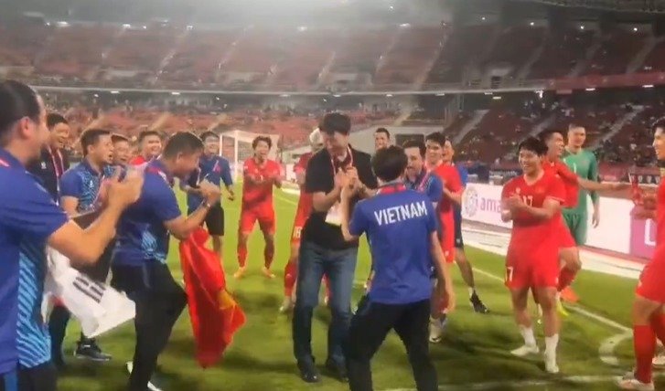 본문 이미지 - 김상식 베트남 축구대표팀 감독&#40;가운데&#41;이 2024 미쓰비시컵 우승을 차지한 뒤 트위스트 춤을 추고 있다. &#40;VN익스프레스 SNS 캡처&#41;