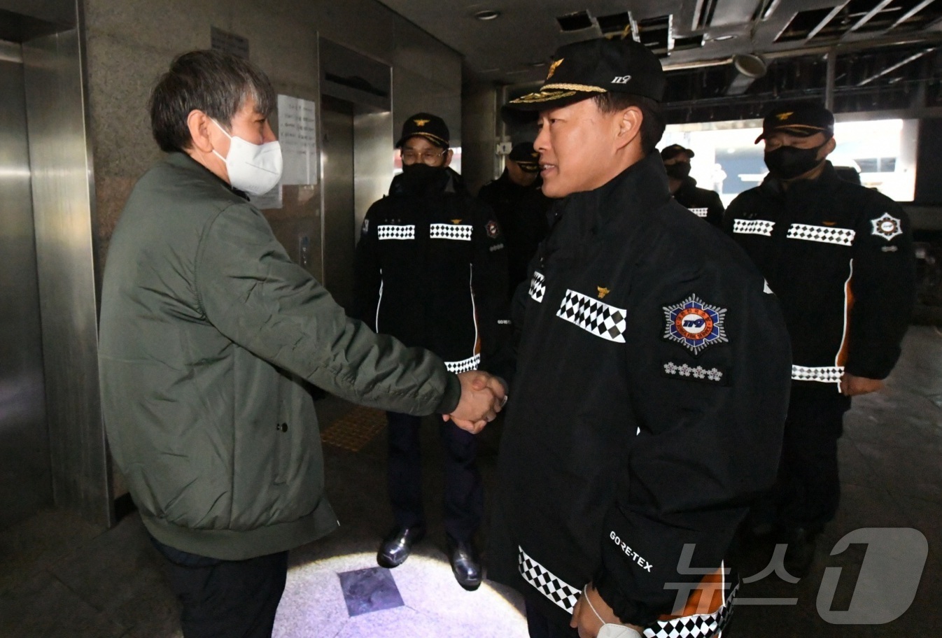 (서울=뉴스1) = 허석곤 소방청장은 6일 오후 경기 성남시 분당구 복합건물 BYC빌딩 화재 현장을 찾아, 화재발생 당시 초기대응에 앞장서서 큰 인명피해를 막아준 분당 복합건물 안 …