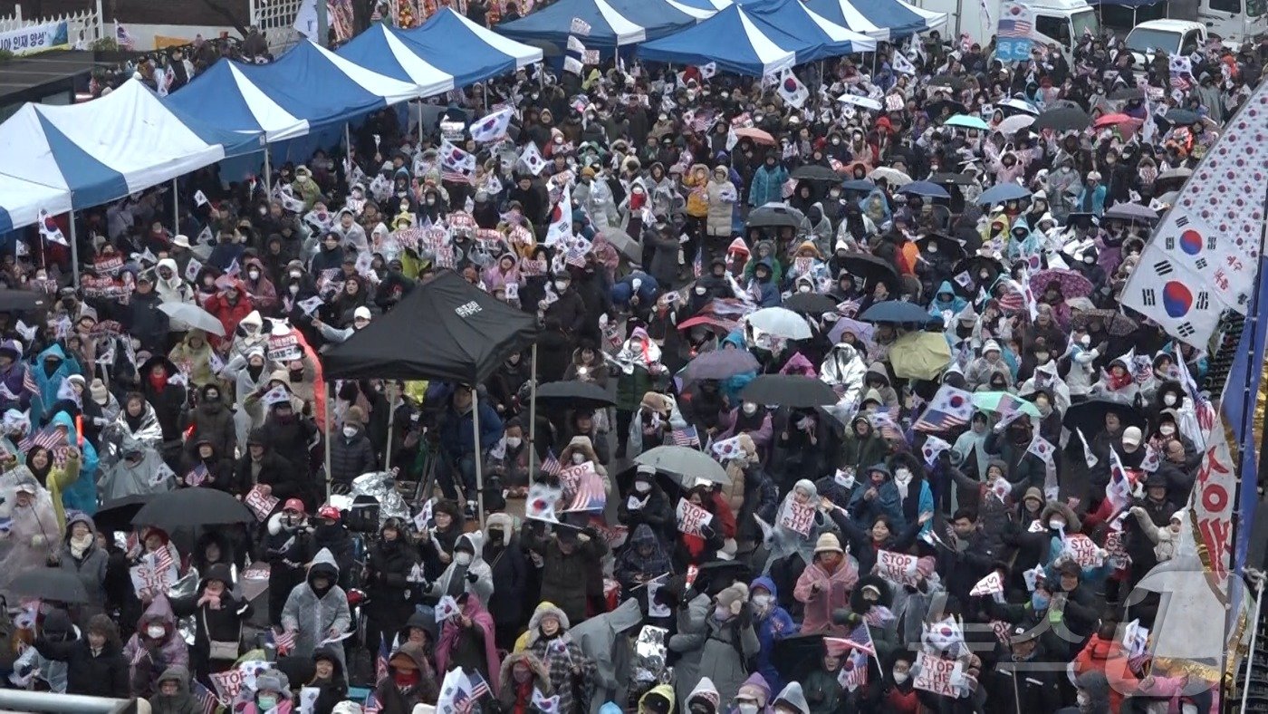 서울 용산 한남동 대통령 관저 근처 도로에서 열린 &#39;신자유연대&#39; 주최 집회에 참가자들이 태극기 등을 들고 모여 있다. 2025.1.6./뉴스1