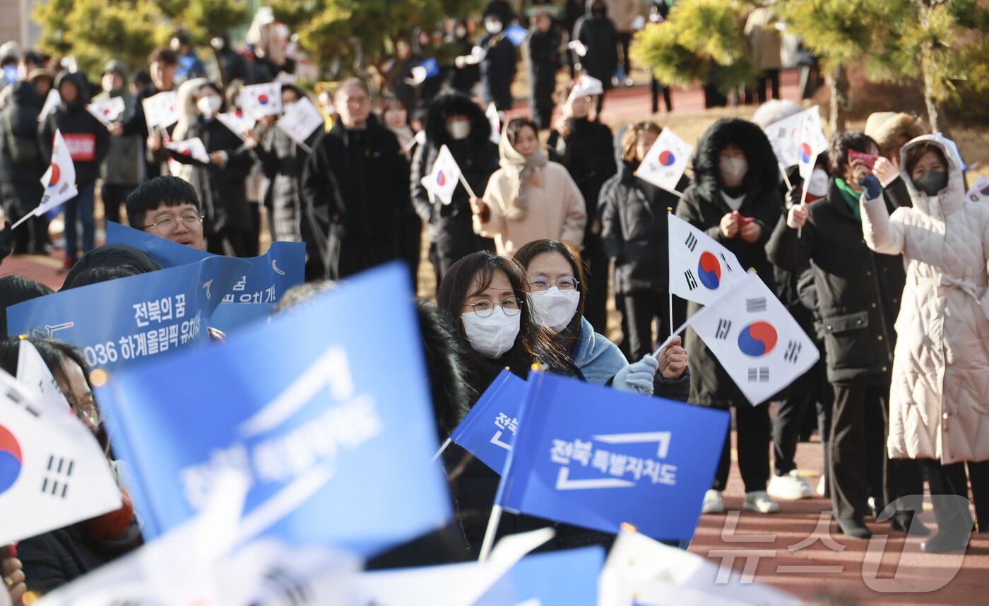 본문 이미지 - 2036 하계올림픽 현장평가가 진행된 지난 1월6일 전북자치도 김제시 새만금 33센터에서 전북특별자치도 유치를 희망하는 도민들이 평가단을 향해 손을 흔들며 환영하고 있다. (전북특별자치도 제공) 2025.1.6/뉴스1 