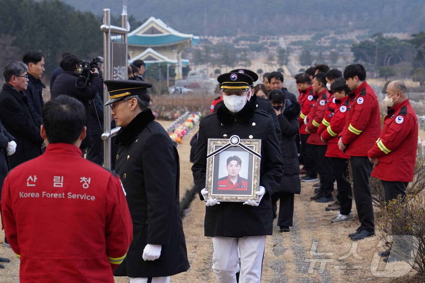   고 이영도 공중진화대원 안장식 모습&#40;산림청 제공&#41;/뉴스1 