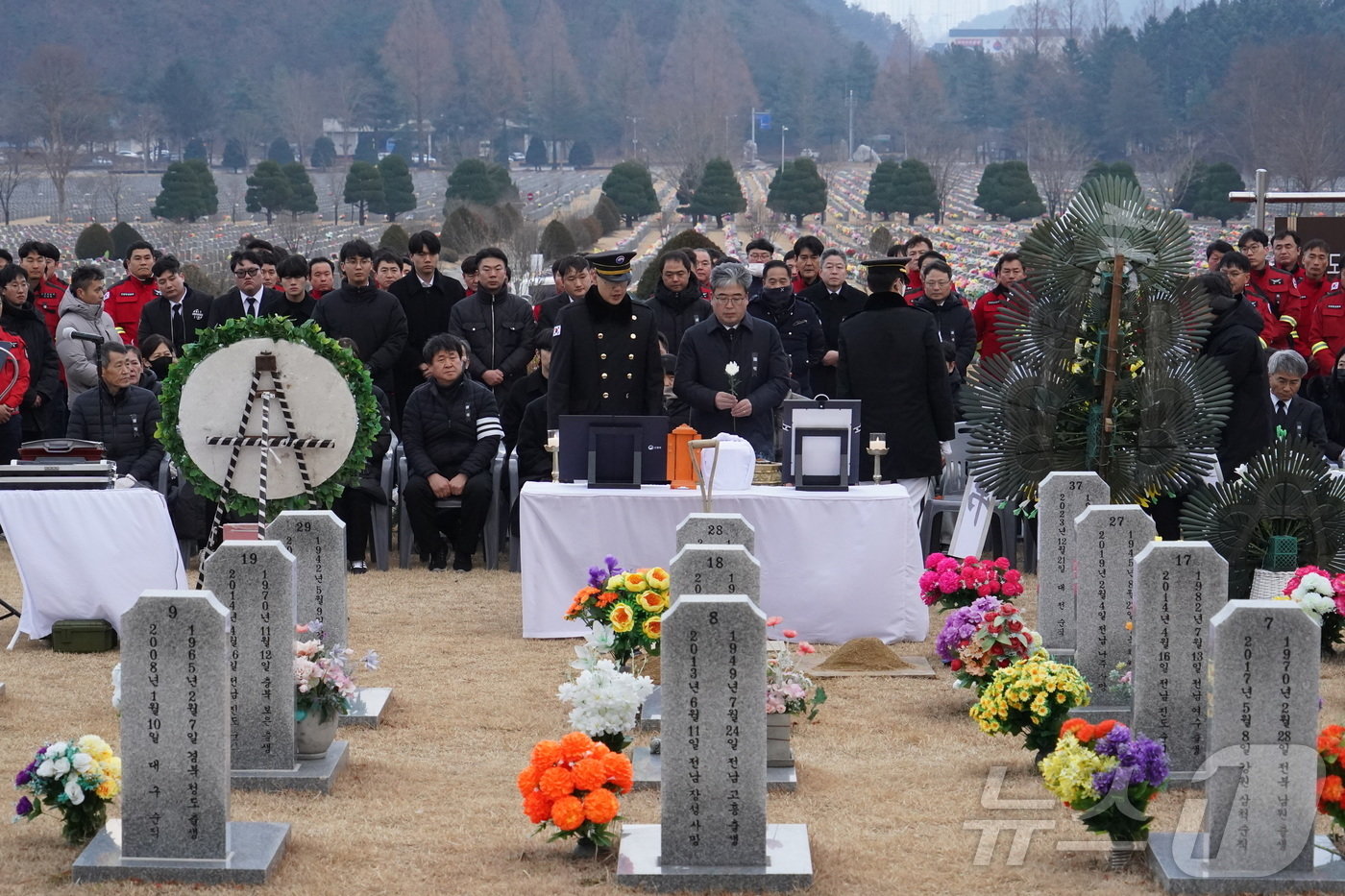   고 이영도 공중진화대원 안장식 모습&#40;산림청 제공&#41;/뉴스1 