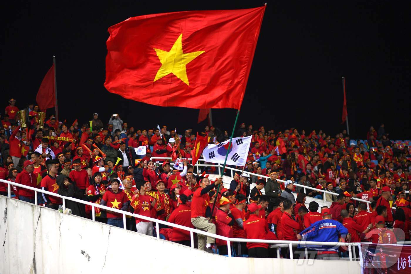 본문 이미지 - 베트남을 응원하는 팬들 사이의 태극기ⓒ AFP=뉴스1