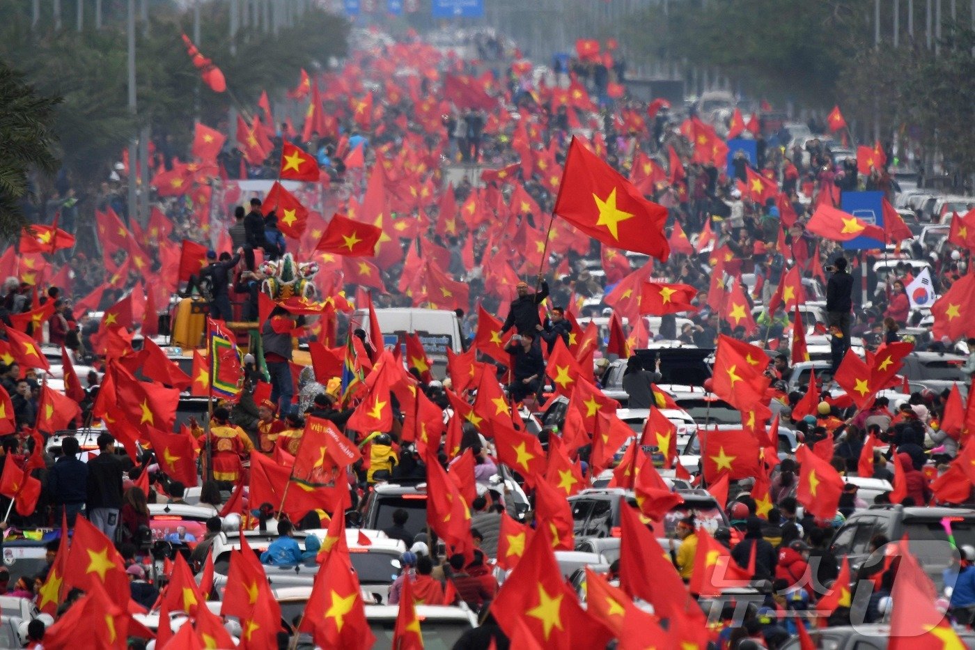 본문 이미지 - 베트남 국기를 들고 응원하는 팬들 ⓒ AFP=뉴스1