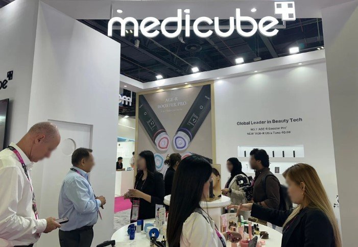 본문 이미지 - 에이피알은 지난해 11월 2024 두바이 뷰티 월드’(2024 Beautyworld Middle East)에 참여해 'K-뷰티테크'를 선보였다. (에이피알 제공)