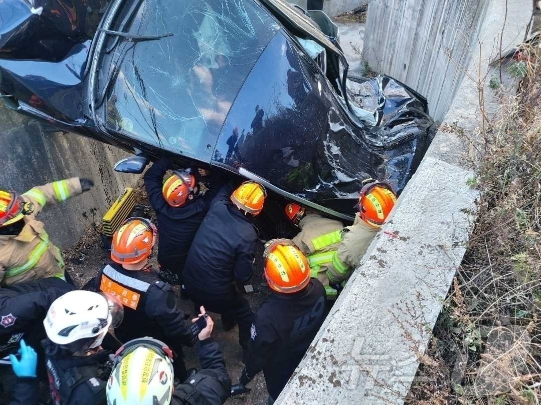 본문 이미지 - 지난 2022년 12월 강원 강릉에서 발생한 급발진 의심사고 현장.&#40;강릉소방서 제공&#41; 2024.6.10/뉴스1