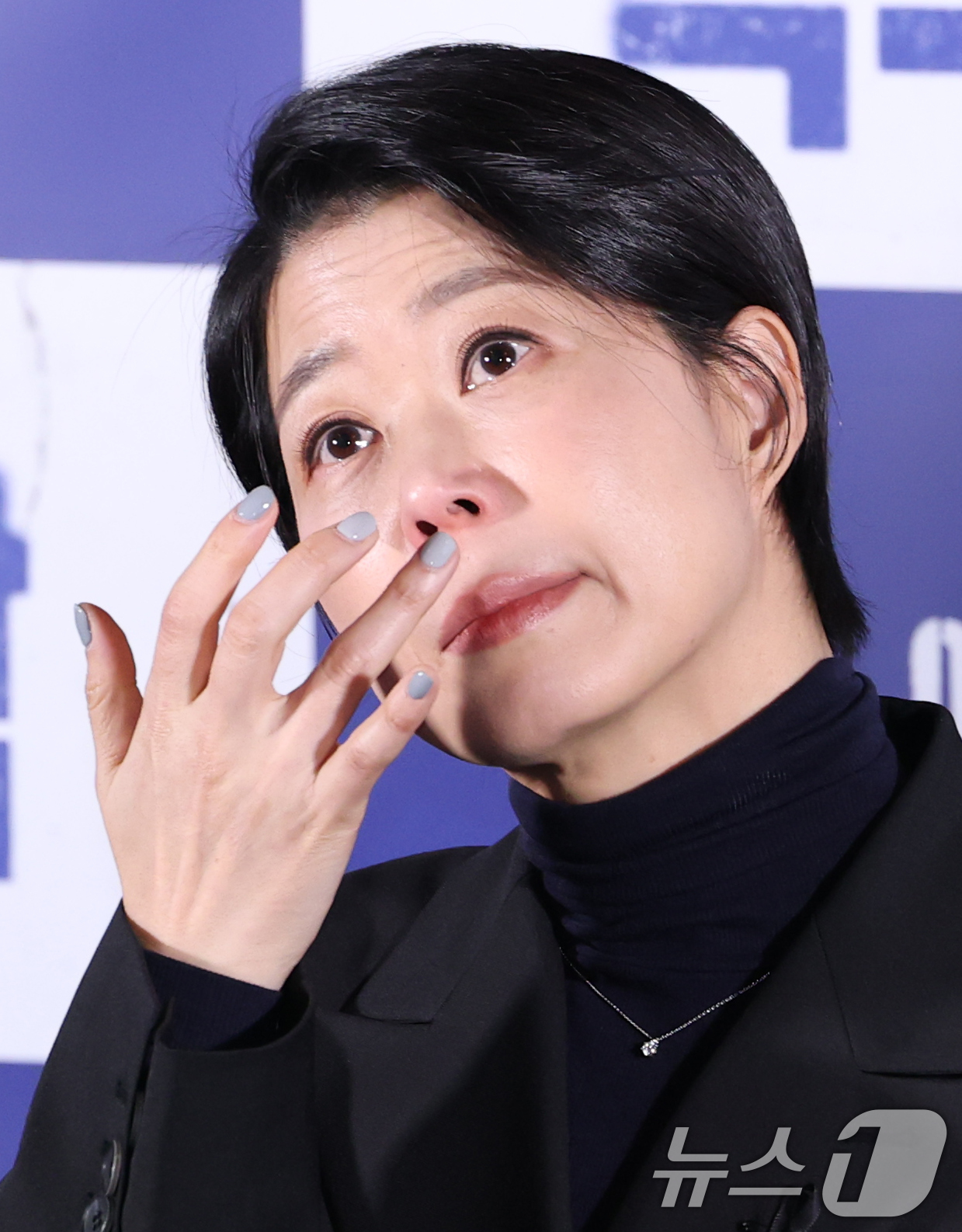 (서울=뉴스1) 권현진 기자 = 배우 소희정이 6일 서울 용산구 CGV에서 열린 영화 ‘폭락’(감독 현해리) 기자간담회에서 고 송재림 배우 질문에 눈시울을 붉히고 있다.'폭락'은 …