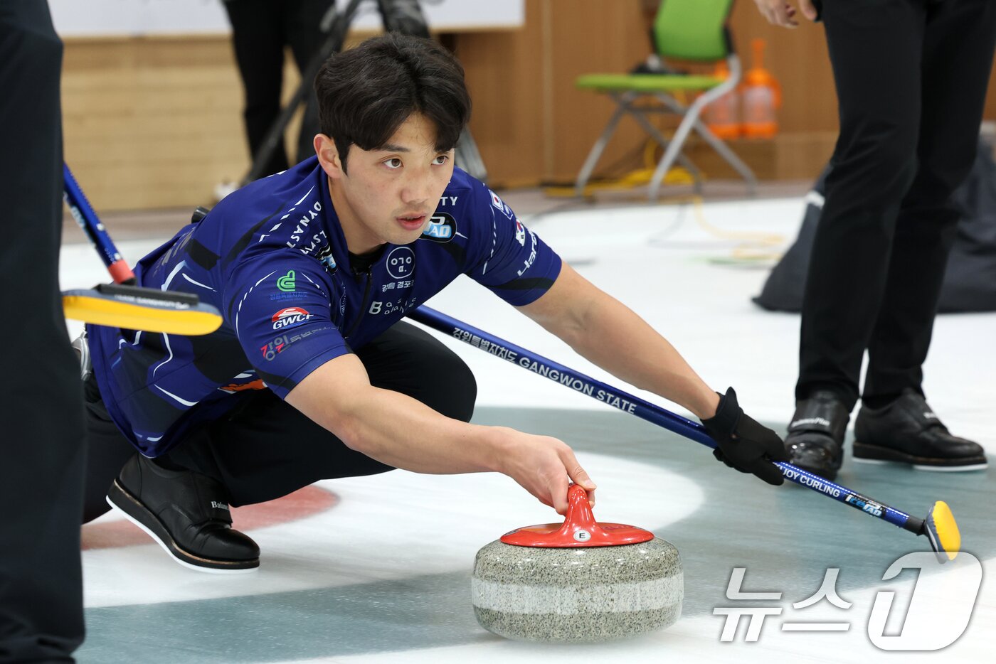 본문 이미지 - 6일 오후 경기도 의정부컬링경기장에서 열린 '2024-2025 컬링 슈퍼리그' 남자부 강원도청과 의성군청의 경기에서 강원도청 오승훈이 스톤을 투구하고 있다. 2025.1.6/뉴스1 ⓒ News1 이승배 기자