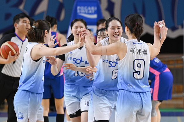 여자농구 신한은행, 삼성생명 65-62 제압…이경은 13점 활약