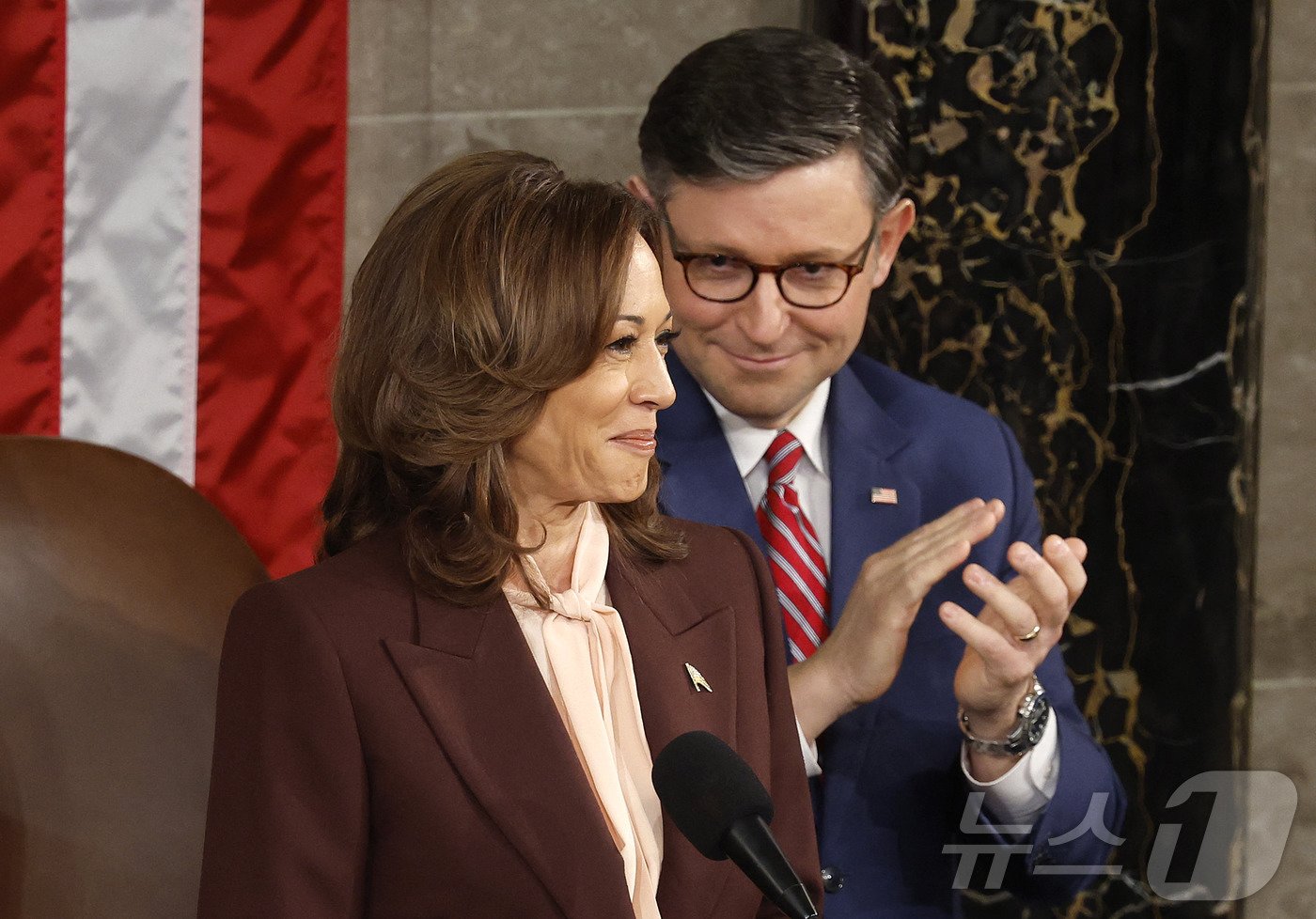 본문 이미지 - 6일(현지시간) 미국 워싱턴 국회의사당에서 카멀라 해리스 부통령 겸 상원의장이 대통령 선거 인증을 위한 합동 회의에서 연단에 서 있다. 2025.01.06/ ⓒ AFP=뉴스1 ⓒ News1 권진영 기자