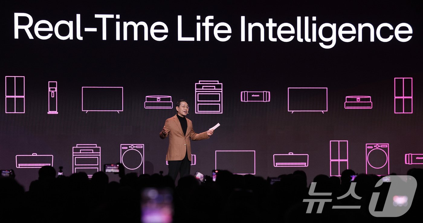 본문 이미지 - 조주완 LG전자 최고경영자(CEO) 6일 오전(현지시간) 미국 네바다주 라스베이거스 만달레이베이 컨벤션센터에서 열린 LG 월드 프리미어에서 기조연설을 하고 있다. 2025.1.7/뉴스1 ⓒ News1 신웅수 기자