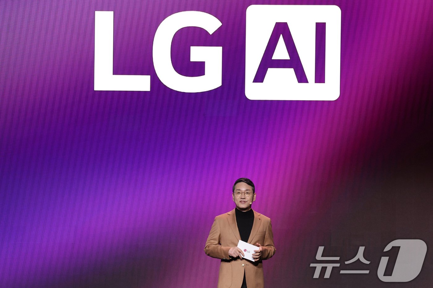 본문 이미지 - 조주완 LG전자 최고경영자&#40;CEO&#41; 6일 오전&#40;현지시간&#41; 미국 네바다주 라스베이거스 만달레이베이 컨벤션센터에서 열린 LG 월드 프리미어에서 기조연설을 하고 있다. 2025.1.7/뉴스1 ⓒ News1 신웅수 기자