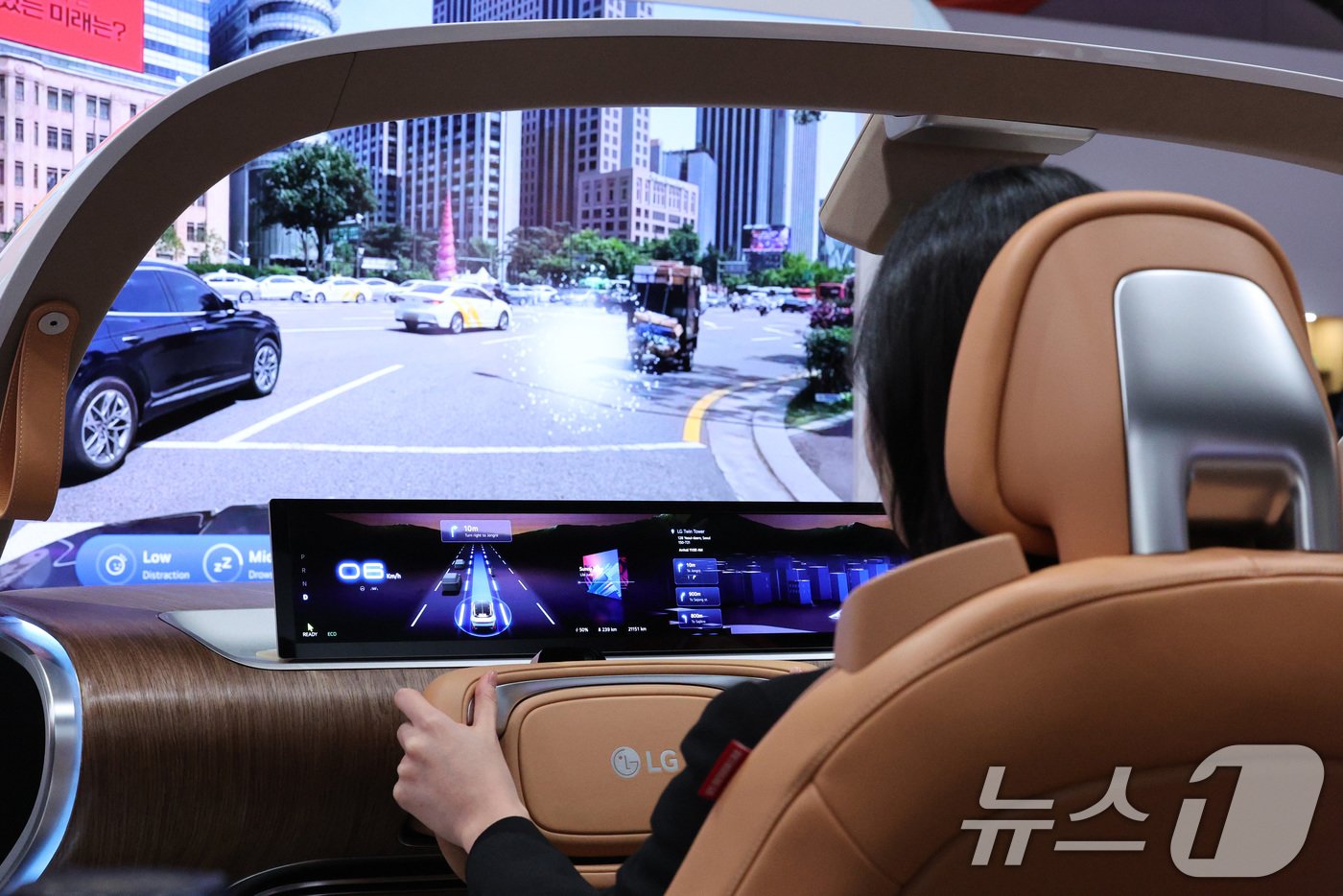 본문 이미지 - 세계 최대 IT(정보기술)·가전 전시회 'CES 2025' 개막을 하루 앞둔 6일 오전(현지시간) 미국 네바다주 라스베이거스 컨벤션센터(LVCC)에서 열린 LG전자 프리 부스 투어에서 취재진이 인캐빈 센싱 솔루션을 체험하고 있다. 인캐빈 센싱 솔루션은 인공지능(AI)으로 외국어 교통 표지판을 실시간으로 번역해주고, 운전자의 시선과 표정을 분석해 졸음·실시간 심박수·안전벨트 착용 여부 등 안전 정보를 알려준다. 2025.1.7/뉴스1 ⓒ News1 신웅수 기자