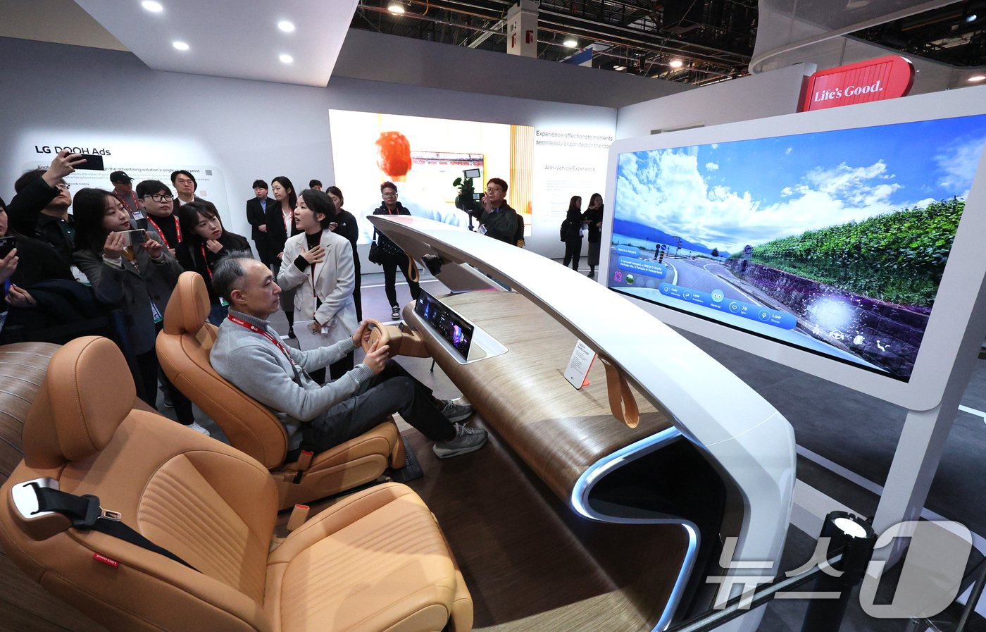 본문 이미지 - 세계 최대 IT&#40;정보기술&#41;·가전 전시회 &#39;CES 2025&#39; 개막을 하루 앞둔 6일 오전&#40;현지시간&#41; 미국 네바다주 라스베이거스 컨벤션센터&#40;LVCC&#41;에서 열린 LG전자 프리 부스 투어에서 취재진이 인캐빈 센싱 솔루션에 대한 설명을 듣고 있다. 인캐빈 센싱 솔루션은 인공지능&#40;AI&#41;으로 외국어 교통 표지판을 실시간으로 번역해주고, 운전자의 시선과 표정을 분석해 졸음·실시간 심박수·안전벨트 착용 여부 등 안전 정보를 알려준다. 2025.1.7/뉴스1 ⓒ News1 신웅수 기자