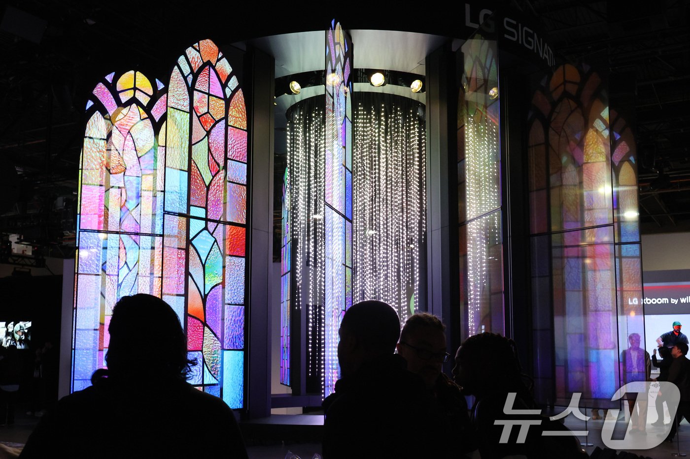 본문 이미지 - 세계 최대 IT(정보기술)·가전 전시회 'CES 2025' 개막을 하루 앞둔 6일 오전(현지시간) 미국 네바다주 라스베이거스 컨벤션센터(LVCC)에서 열린 LG전자 프리 부스 투어에서 취재진이 'LG 시그니처 올레드 T' 28대로 구성된 초대형 미디어아트를 관람하고 있다. 2025.1.7/뉴스1 ⓒ News1 신웅수 기자