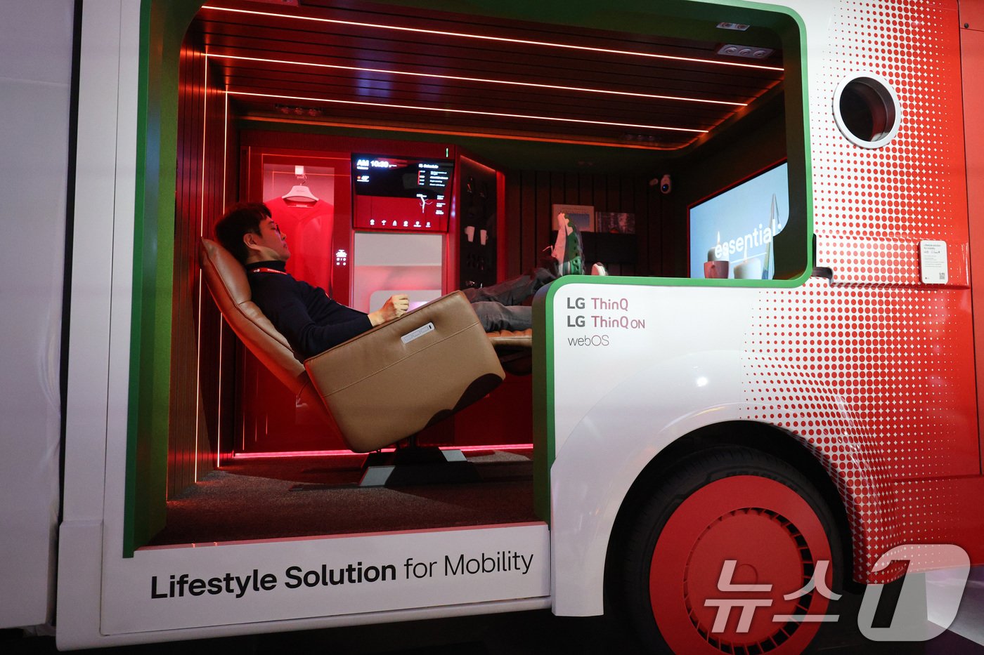 본문 이미지 - 세계 최대 IT(정보기술)·가전 전시회 'CES 2025' 개막을 하루 앞둔 6일 오전(현지시간) 미국 네바다주 라스베이거스 컨벤션센터(LVCC)에서 열린 LG전자 프리 부스 투어에서 직원이 인공지능(AI)이 모빌리티 공간으로 확장한 ‘MX(Mobility eXperience) 플랫폼’을 선보이고 있다. 2025.1.7/뉴스1 ⓒ News1 신웅수 기자