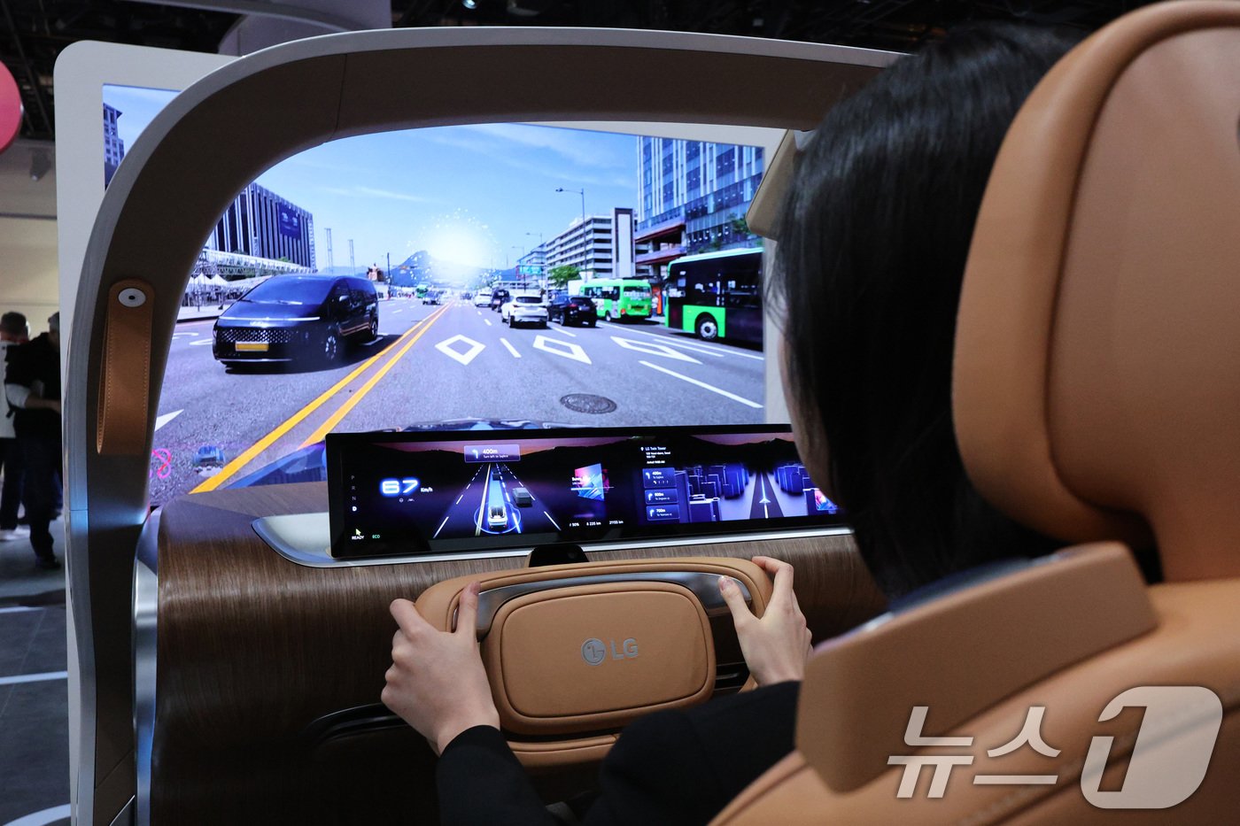 본문 이미지 - 세계 최대 IT&#40;정보기술&#41;·가전 전시회 &#39;CES 2025&#39; 개막을 하루 앞둔 6일 오전&#40;현지시간&#41; 미국 네바다주 라스베이거스 컨벤션센터&#40;LVCC&#41;에서 열린 LG전자 프리 부스 투어에서 취재진이 인캐빈 센싱 솔루션을 체험하고 있다. 인캐빈 센싱 솔루션은 인공지능&#40;AI&#41;으로 외국어 교통 표지판을 실시간으로 번역해주고, 운전자의 시선과 표정을 분석해 졸음·실시간 심박수·안전벨트 착용 여부 등 안전 정보를 알려준다. 2025.1.7/뉴스1 ⓒ News1 신웅수 기자