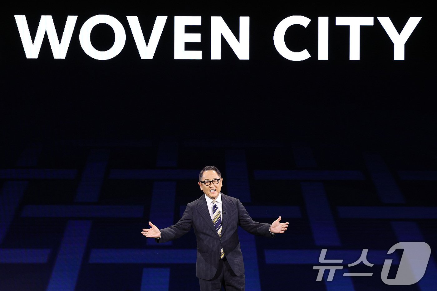 본문 이미지 - 토요타 아키오 토요타자동차 회장이 세계 최대 IT&#40;정보기술&#41;·가전 전시회 &#39;CES 2025&#39; 개막을 하루 앞둔 6일 오전&#40;현지시간&#41; 미국 네바다주 라스베이거스 만달레이베이 컨벤션센터에서 열린 토요타 프레스 콘퍼런스에서 기조 연설을 하고 있다. 2025.1.7/뉴스1 ⓒ News1 신웅수 기자