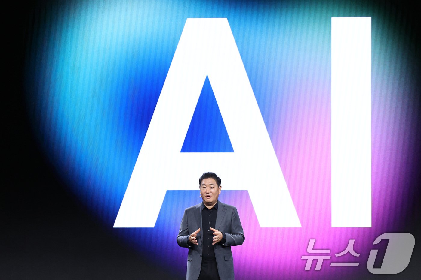 본문 이미지 - 한종희 삼성전자 대표이사 부회장이 6일(현지시간) 6일 오전(현지시간) 미국 네바다주 라스베이거스 만달레이베이 컨벤션센터에서 열린 'CES 2025 삼성 프레스 콘퍼런스'에서 기조 연설을 하고 있다. 2025.1.7/뉴스1 ⓒ News1 신웅수 기자