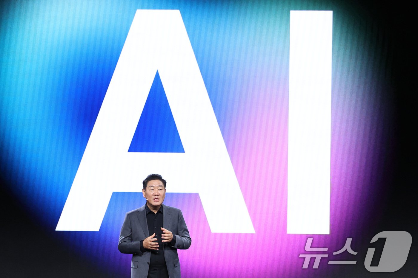 본문 이미지 - 한종희 삼성전자 대표이사 부회장이 6일&#40;현지시간&#41; 6일 오전&#40;현지시간&#41; 미국 네바다주 라스베이거스 만달레이베이 컨벤션센터에서 열린 &#39;CES 2025 삼성 프레스 콘퍼런스&#39;에서 기조 연설을 하고 있다. 2025.1.7/뉴스1 ⓒ News1 신웅수 기자